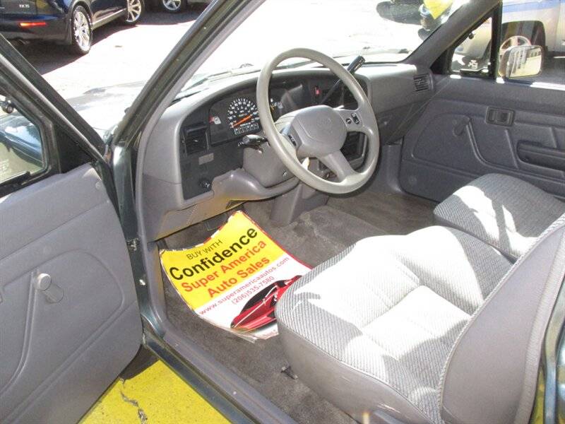 Toyota-pickup-deluxe-1992-green-15