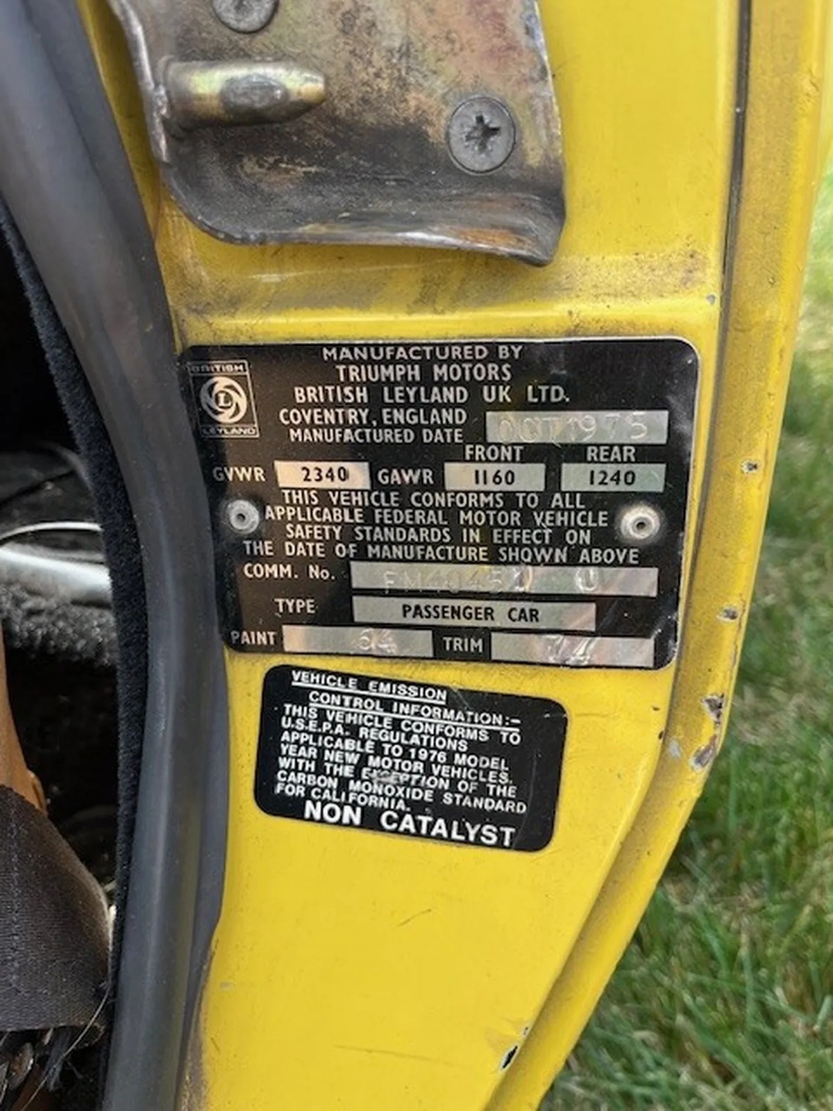 Triumph-Spitfire-1976-Yellow-Tan-1