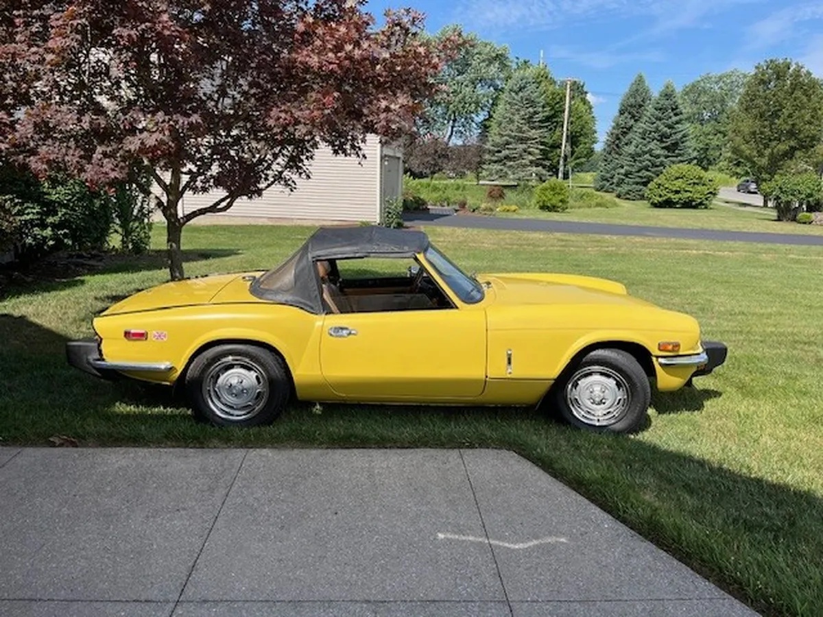 Triumph-Spitfire-1976-Yellow-Tan-10