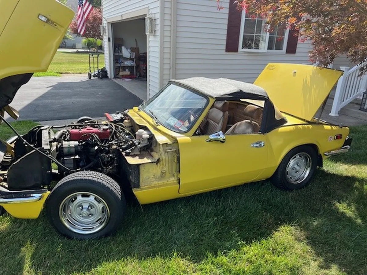 Triumph-Spitfire-1976-Yellow-Tan-11