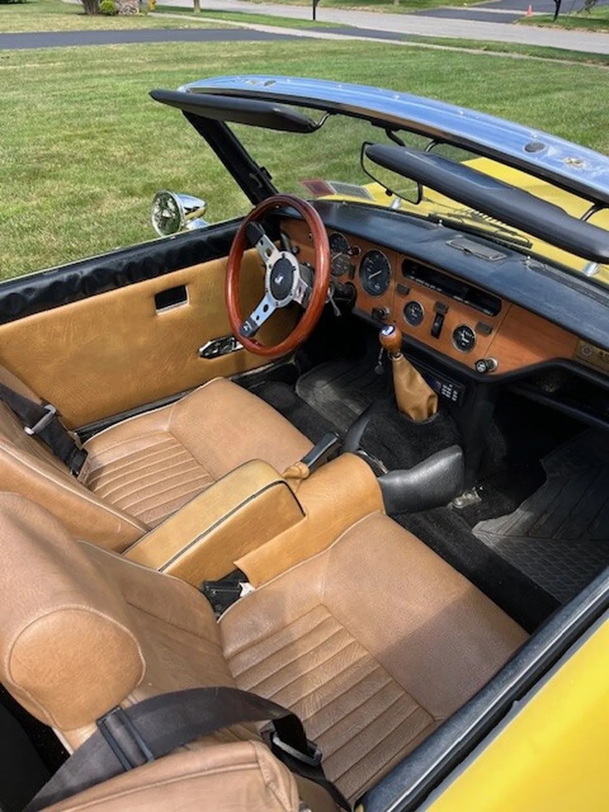 Triumph-Spitfire-1976-Yellow-Tan-2