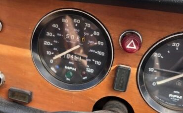 Triumph-Spitfire-1976-Yellow-Tan-3