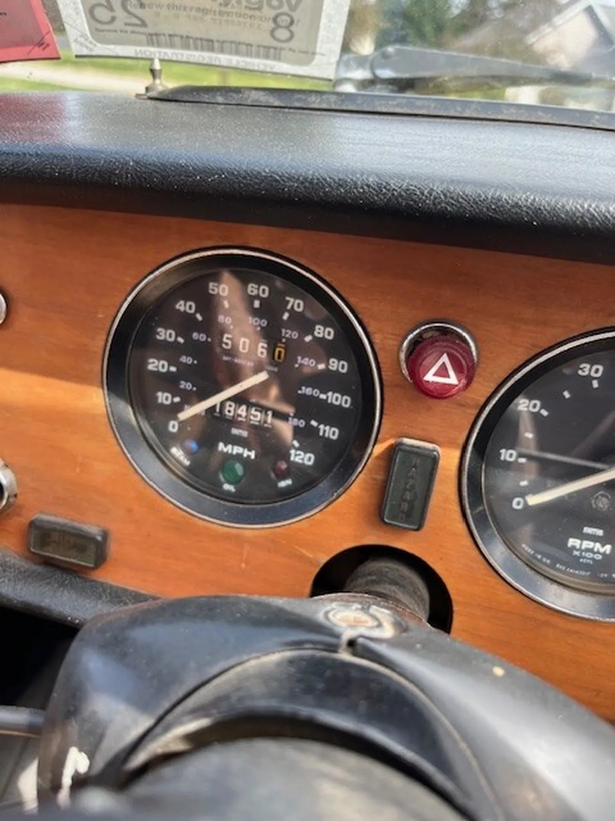Triumph-Spitfire-1976-Yellow-Tan-3