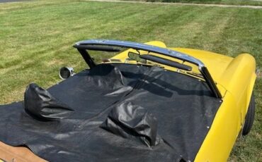 Triumph-Spitfire-1976-Yellow-Tan