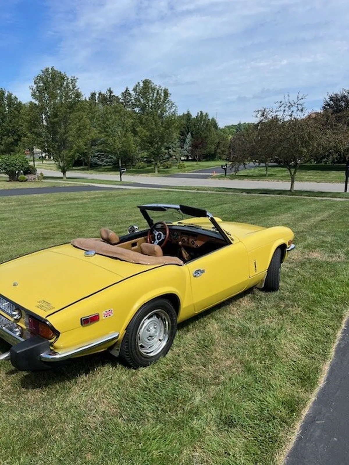 Triumph-Spitfire-1976-Yellow-Tan-4
