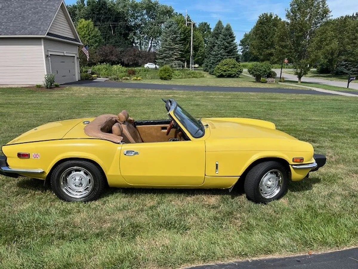 Triumph-Spitfire-1976-Yellow-Tan-5