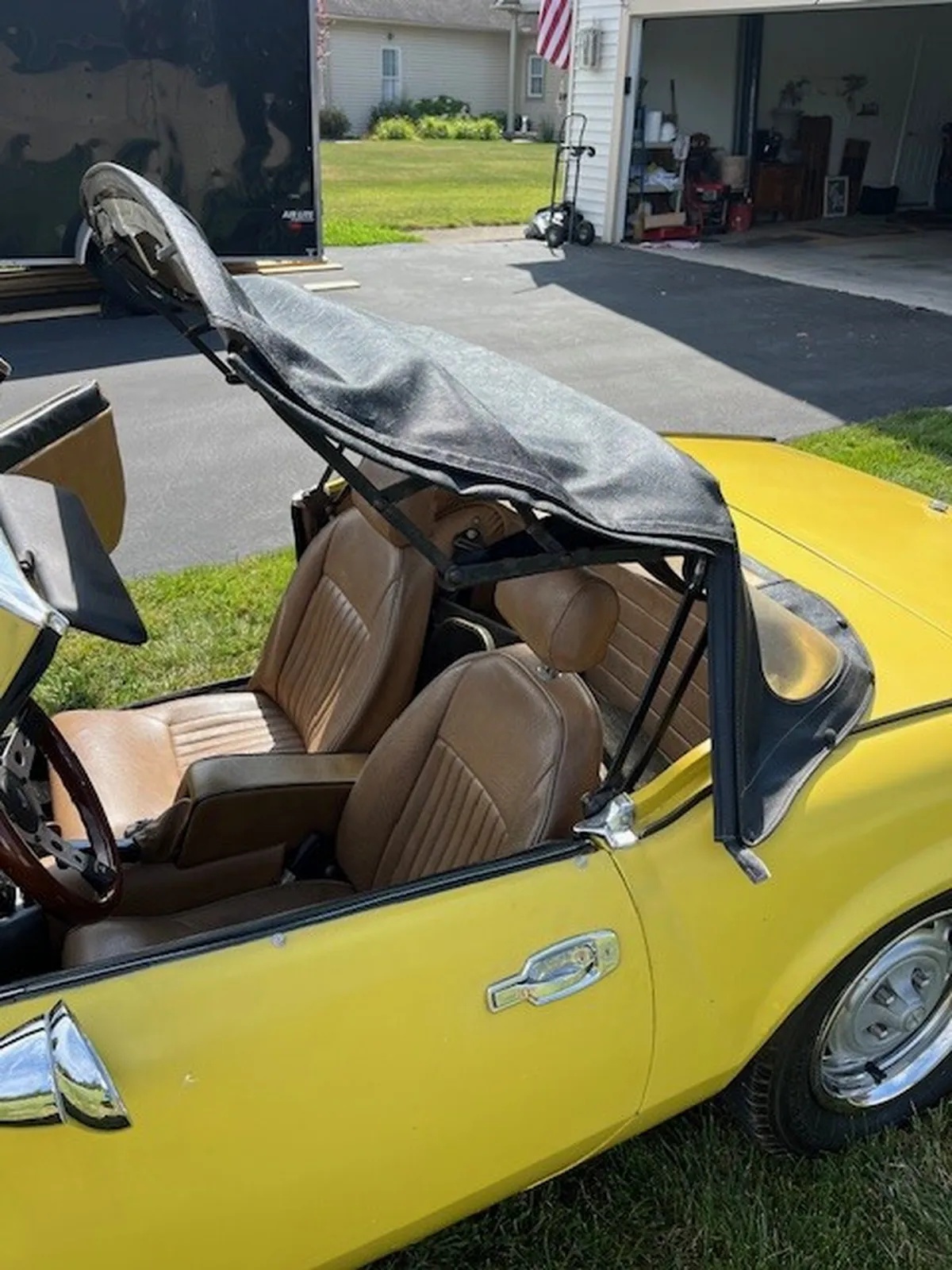 Triumph-Spitfire-1976-Yellow-Tan-6
