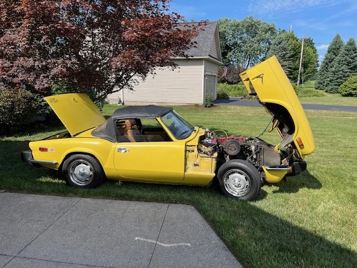Triumph-Spitfire-1976-Yellow-Tan-8