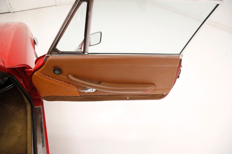 Triumph-Stag-1971-Red-Saddle-36