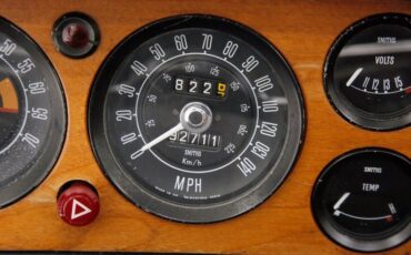 Triumph-Stag-1971-Red-Saddle-37