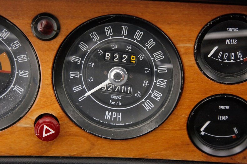 Triumph-Stag-1971-Red-Saddle-37