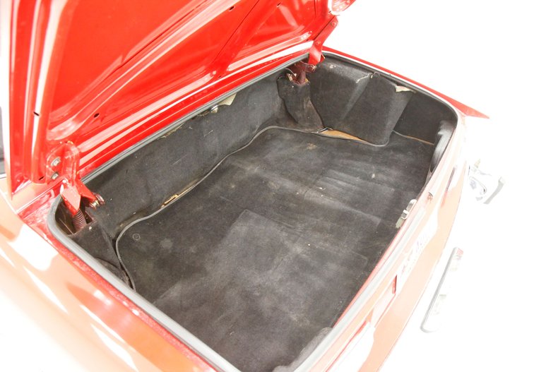 Triumph-Stag-1971-Red-Saddle-40