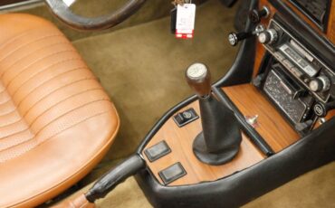 Triumph-Stag-1971-Red-Saddle-8