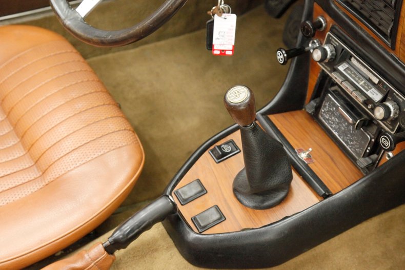 Triumph-Stag-1971-Red-Saddle-8