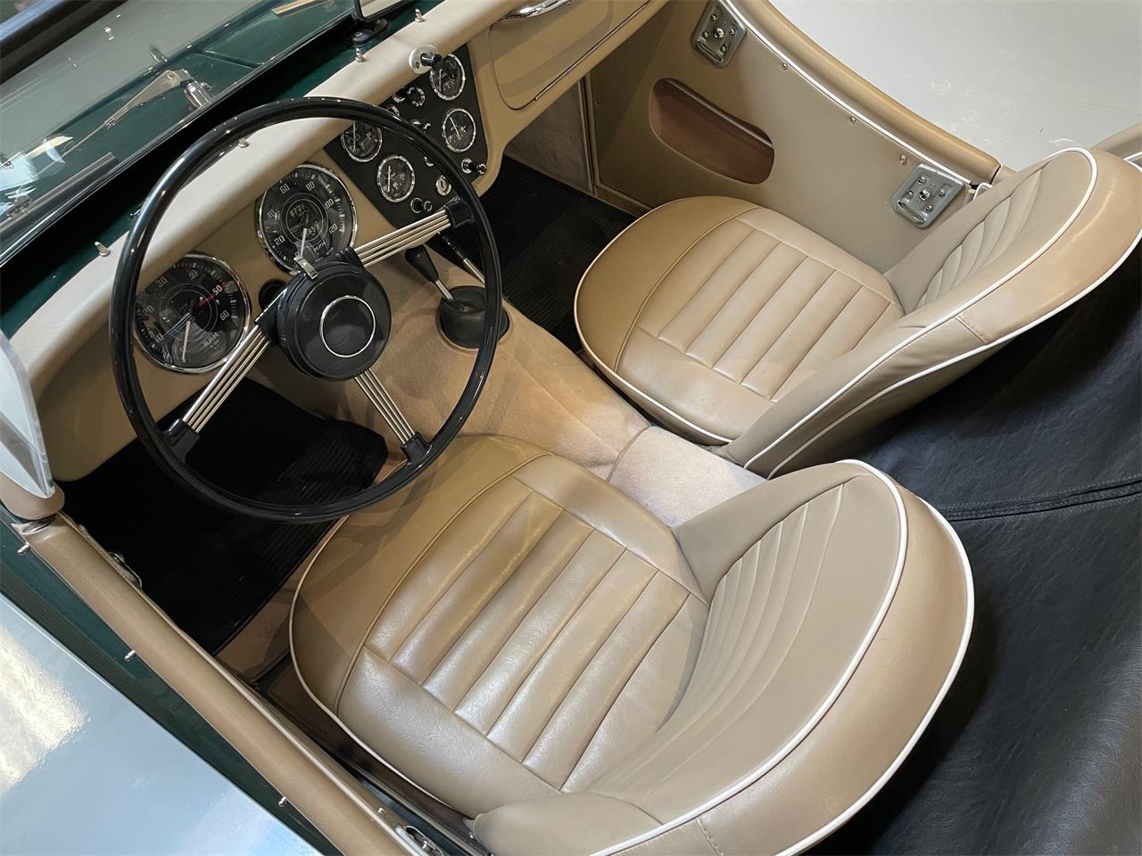 Triumph-Tr3a-1960-British-Racing-Green-Tan-4