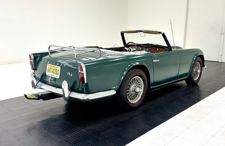 Triumph-Tr4-1964-British-Racing-Green-Black-4