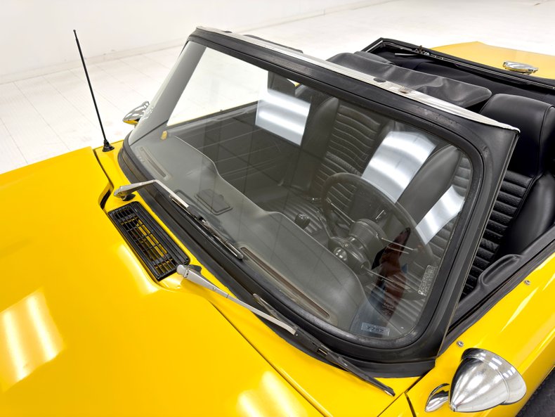 Triumph-Tr6-1972-Jasmine-Yellow-Black-17