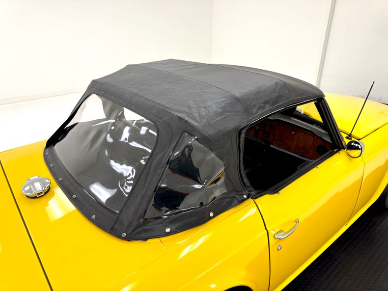 Triumph-Tr6-1972-Jasmine-Yellow-Black-19