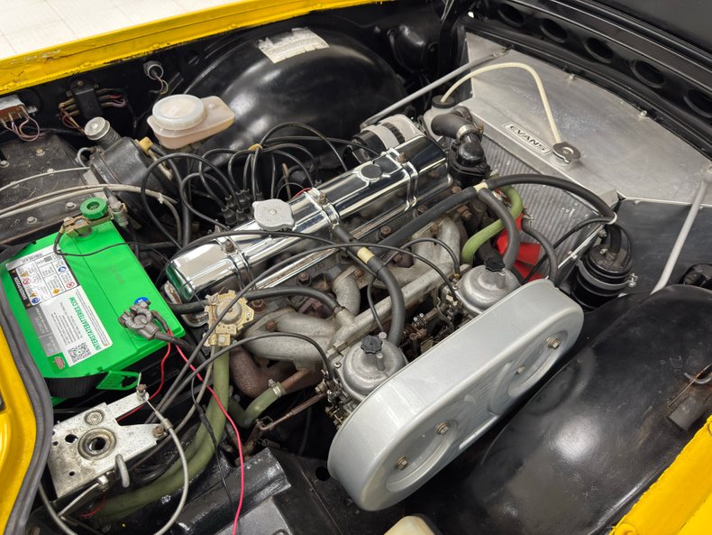 Triumph-Tr6-1972-Jasmine-Yellow-Black-25