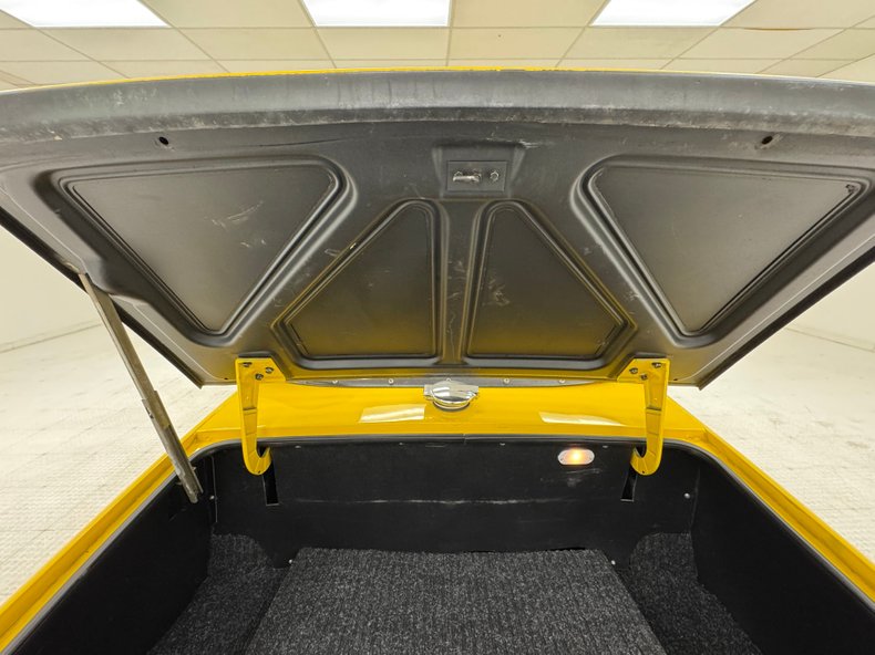 Triumph-Tr6-1972-Jasmine-Yellow-Black-29