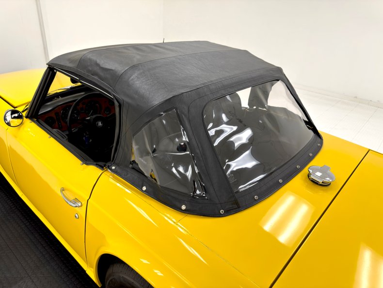 Triumph-Tr6-1972-Jasmine-Yellow-Black-3