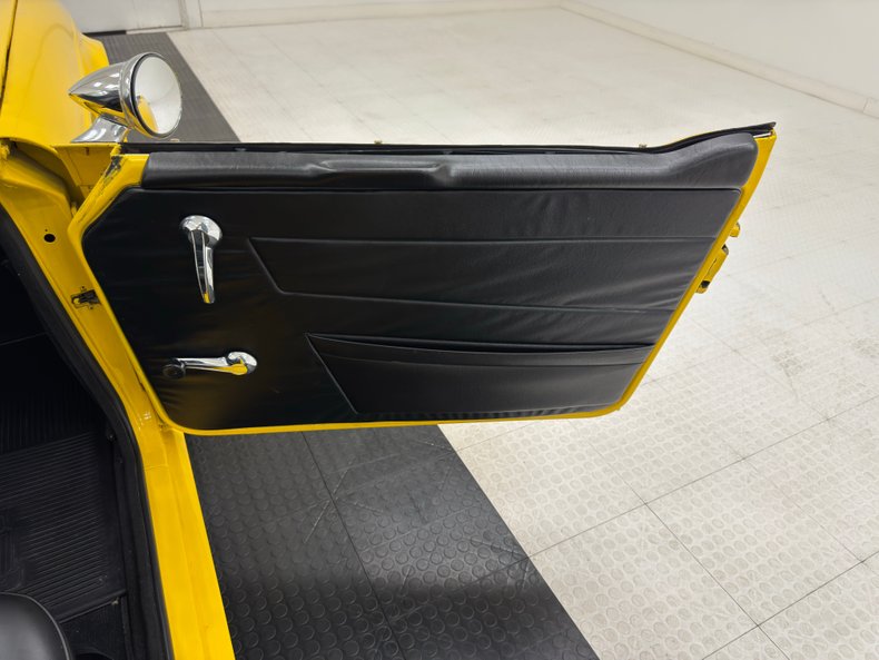 Triumph-Tr6-1972-Jasmine-Yellow-Black-34