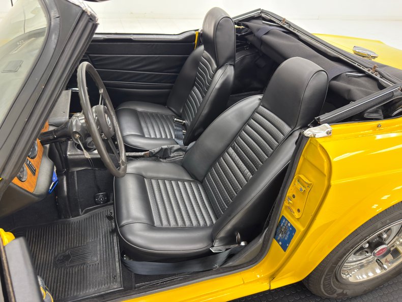 Triumph-Tr6-1972-Jasmine-Yellow-Black-35