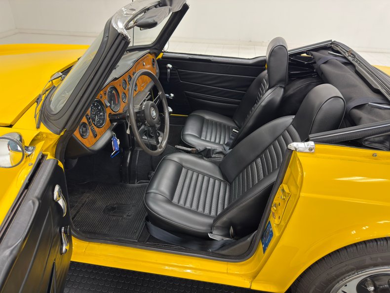 Triumph-Tr6-1972-Jasmine-Yellow-Black-36