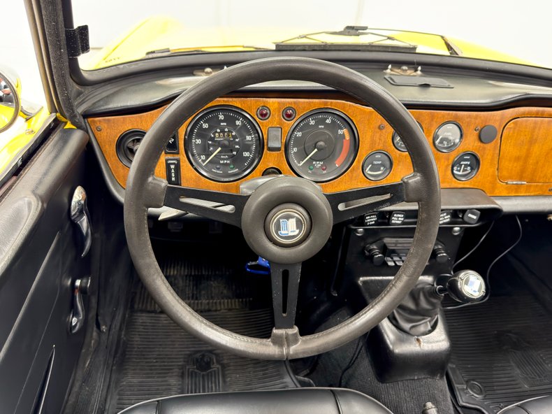 Triumph-Tr6-1972-Jasmine-Yellow-Black-39