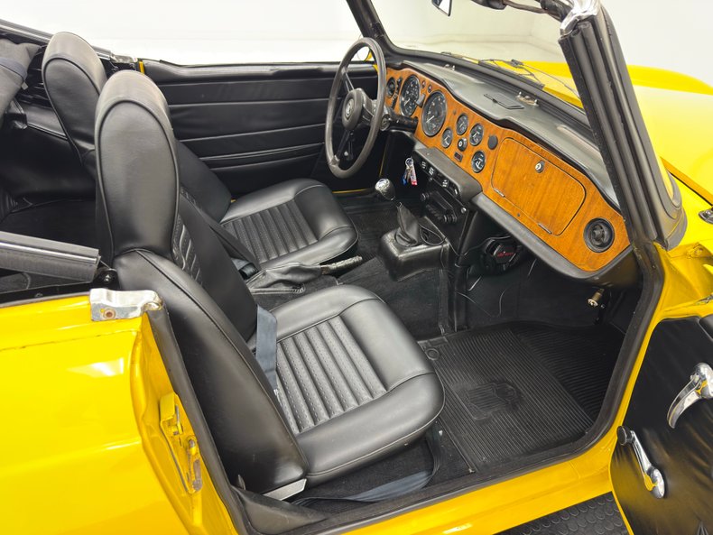 Triumph-Tr6-1972-Jasmine-Yellow-Black-4