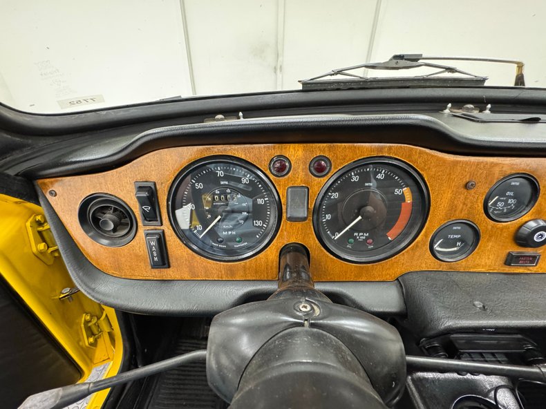 Triumph-Tr6-1972-Jasmine-Yellow-Black-40