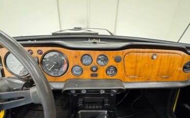 Triumph-Tr6-1972-Jasmine-Yellow-Black-42