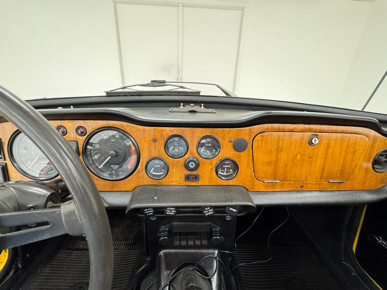 Triumph-Tr6-1972-Jasmine-Yellow-Black-42