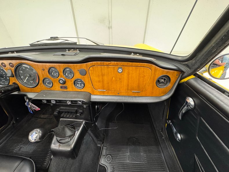 Triumph-Tr6-1972-Jasmine-Yellow-Black-43