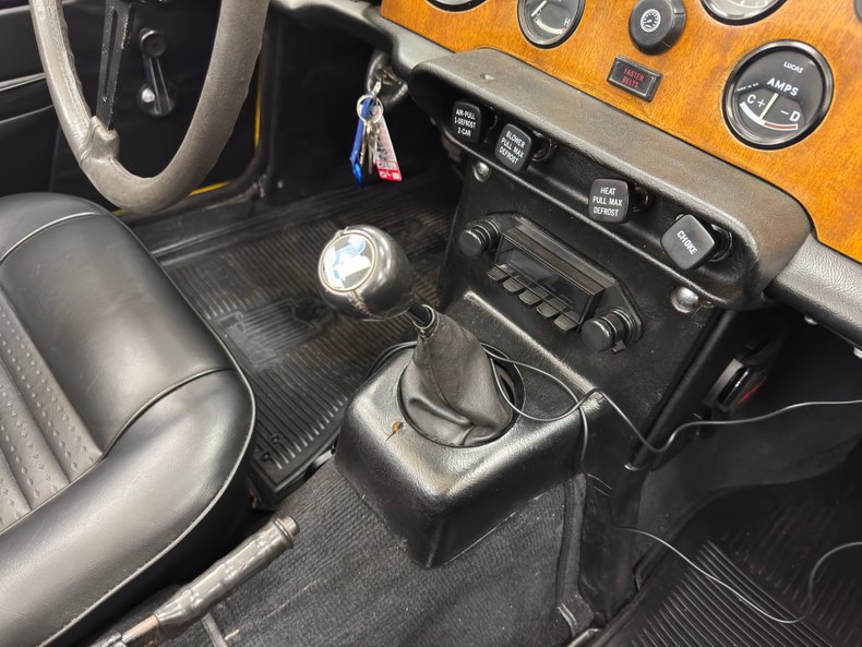 Triumph-Tr6-1972-Jasmine-Yellow-Black-44