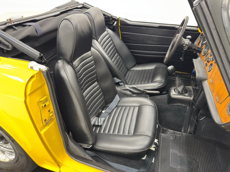 Triumph-Tr6-1972-Jasmine-Yellow-Black-48