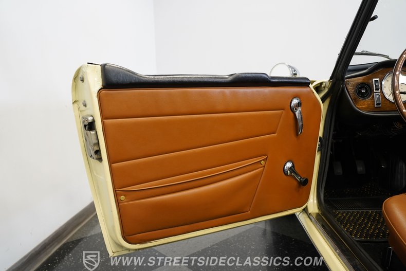 Triumph-Tr6-1972-Yellow-Brown-40