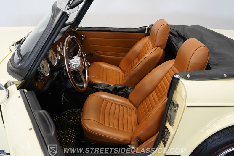 Triumph-Tr6-1972-Yellow-Brown-41