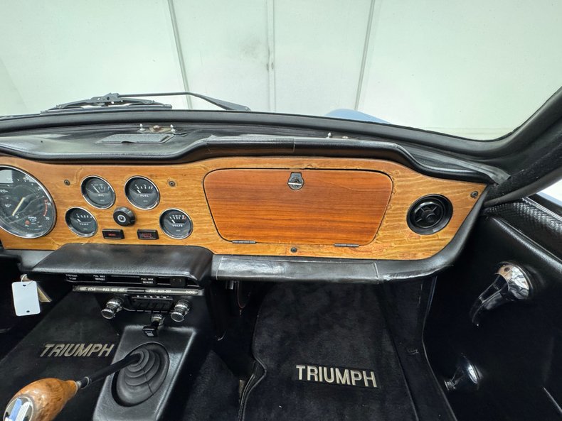 Triumph-Tr6-1974-French-Blue-Black-23