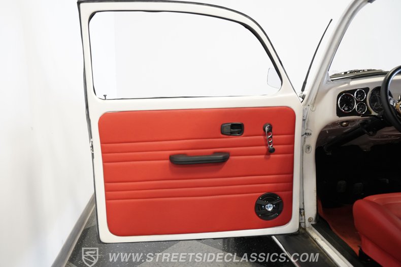 Volkswagen-Beetle-1973-White-Red-30
