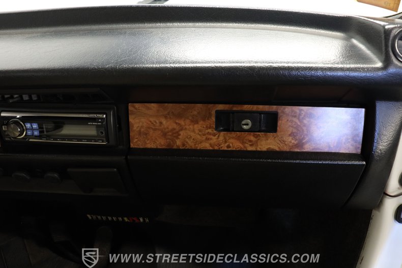 Volkswagen-Beetle-1979-White-White-45