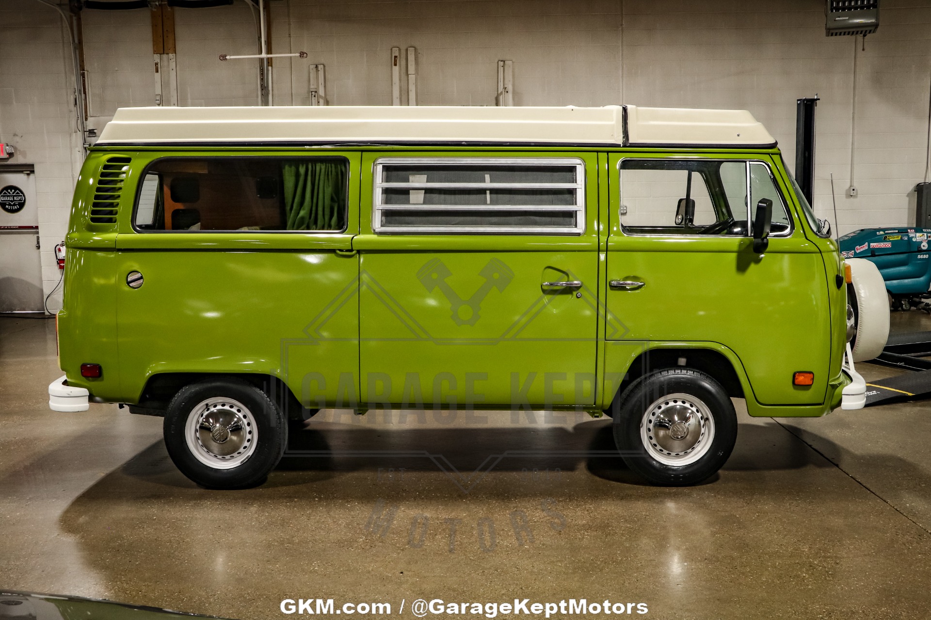 Volkswagen-Bus-1978-Green-Green-19