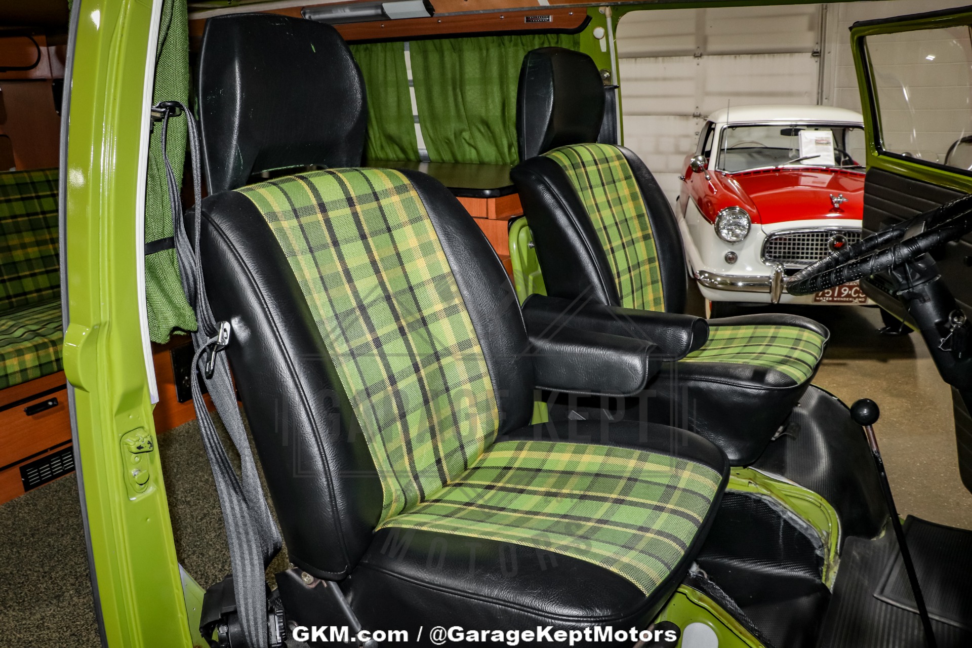 Volkswagen-Bus-1978-Green-Green-3