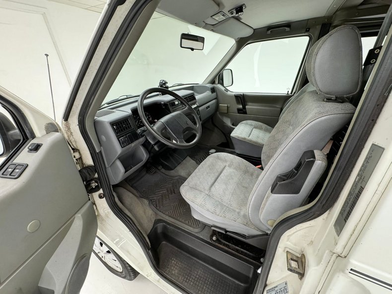 Volkswagen-Eurovan-1995-White-Light-Gray-38