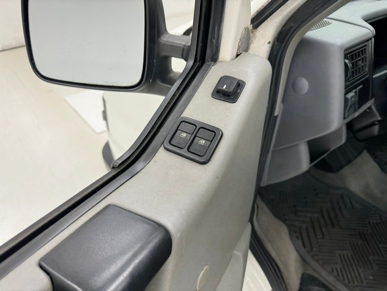 Volkswagen-Eurovan-1995-White-Light-Gray-39