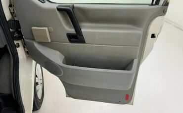 Volkswagen-Eurovan-1995-White-Light-Gray-40