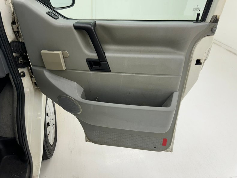 Volkswagen-Eurovan-1995-White-Light-Gray-40