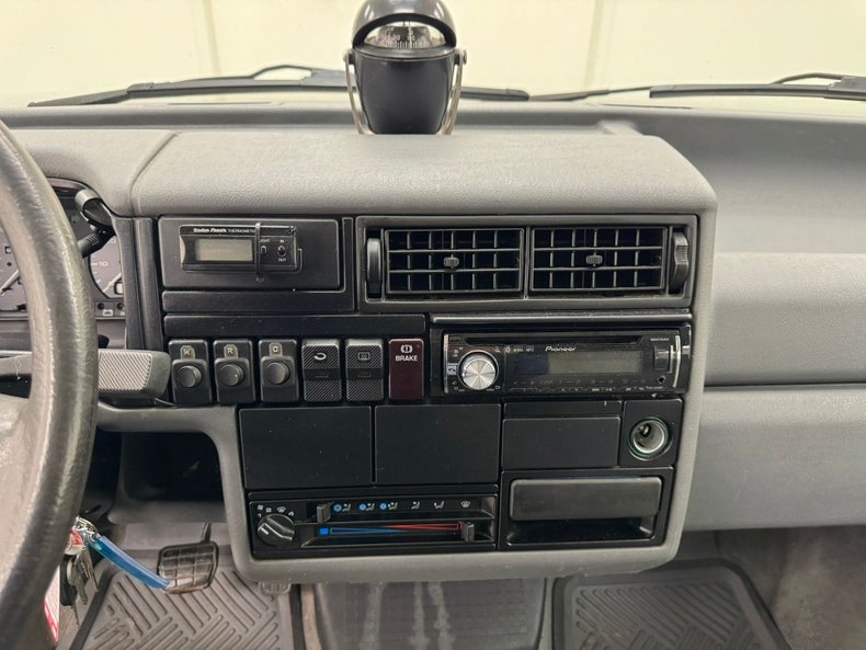 Volkswagen-Eurovan-1995-White-Light-Gray-46