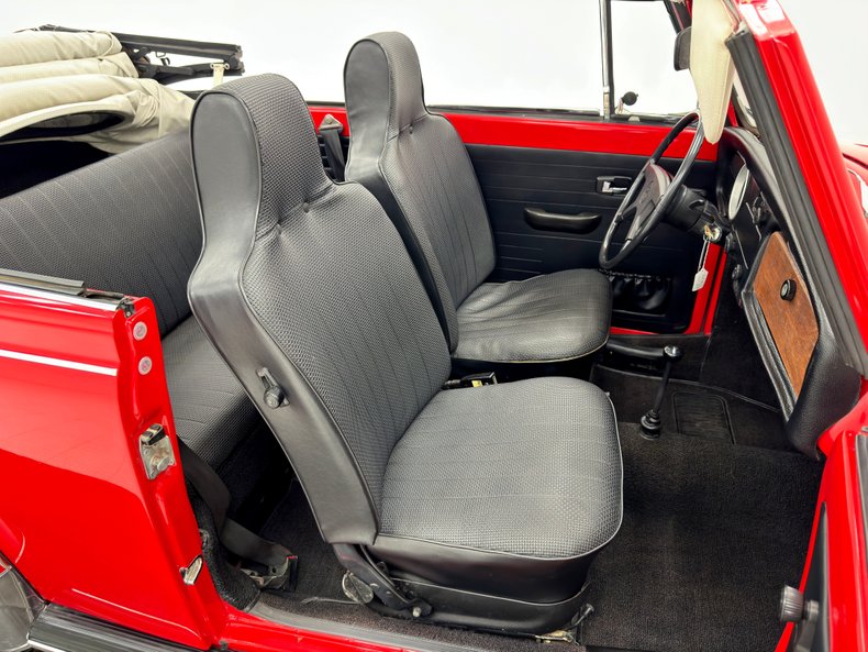 Volkswagen-Super-beetle-1972-Kansas-Red-Black-36