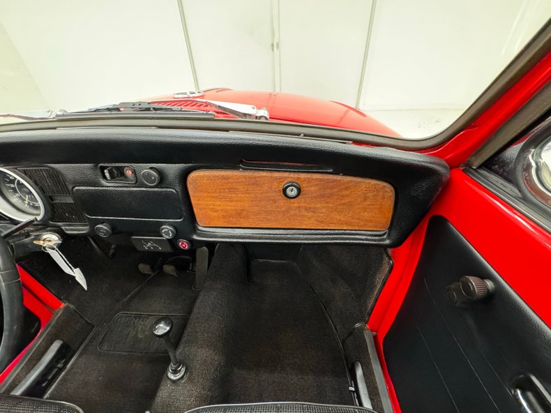 Volkswagen-Super-beetle-1972-Kansas-Red-Black-39